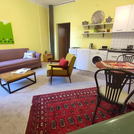 Colourful One-bedroom In A Location 公寓